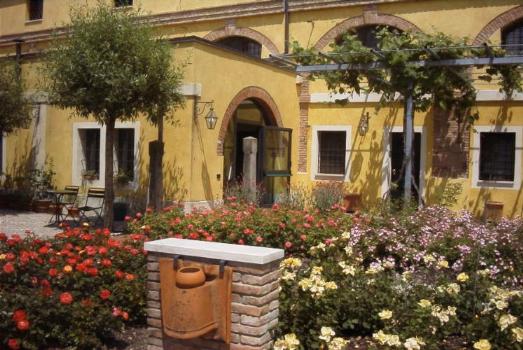 Ingresso alla veranda visto dal roseto: Agriturismo Verona